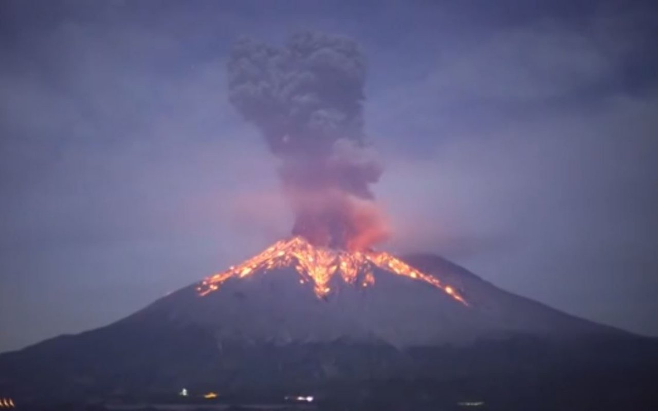 Erupsi Gunung Diyakini Sebagai Pertanda Akhir Pandemi, Benarkah?