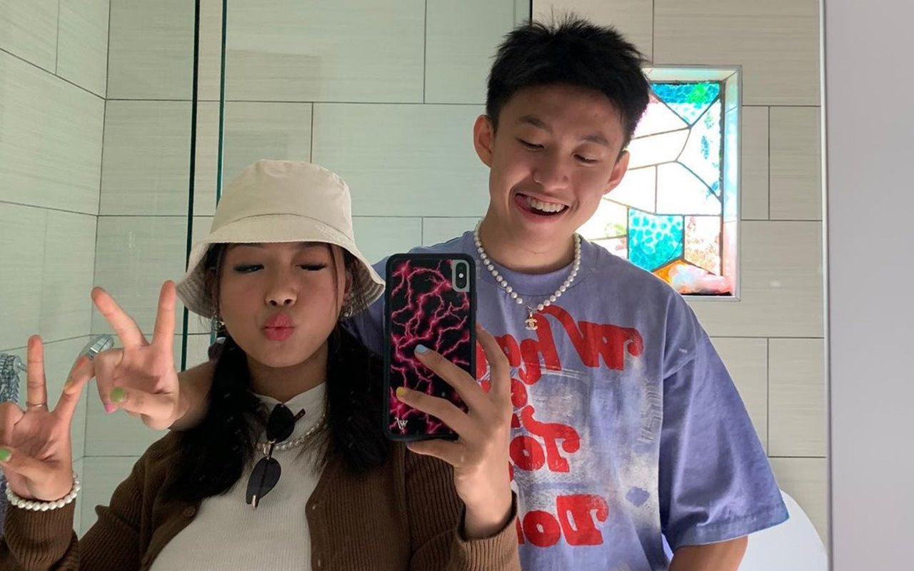 Pacar Cantik Bocorkan Kelakuan Tak Biasa Rich Brian, Bagian Pinggang Jadi 'Korban' Ramai Disorot