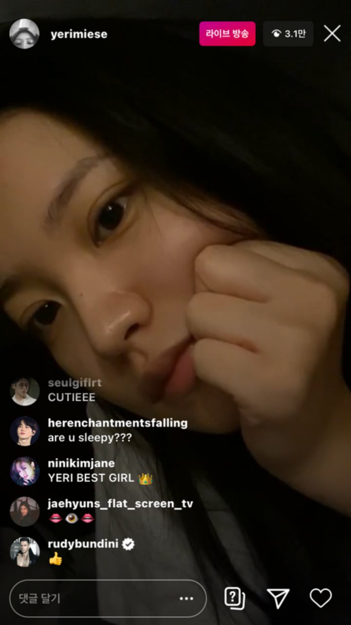 Yeri Red Velvet Pede Siaran Live Tanpa Makeup, Wajah Polos Dipuji Habis-Habisan