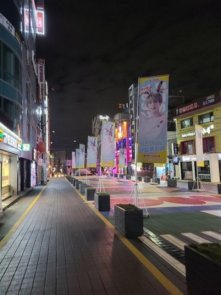 Ini Alasan Tak Ada Seorang Pun yang Lihat Iklan Ulang Tahun Jin BTS di Hongdae