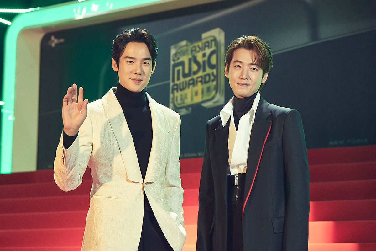 MAMA 2020: Jung Kyung Ho Pose Bareng Yoo Yeon Seok di Backstage, Dibilang Seganteng Pangeran