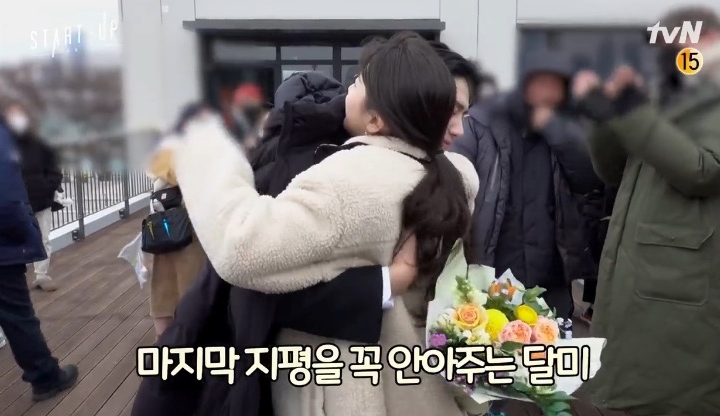 Gagal Berlayar, Pelukan Erat Suzy dan Kim Seon Ho di Lokasi Syuting \'Start Up\' Bikin Netizen Puas