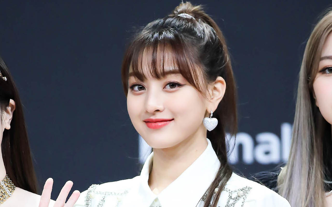 Sosok Familiar di Layar Ponsel Jihyo TWICE Ini Bikin Fans Heboh, Siapa?