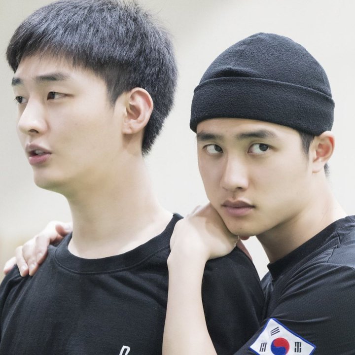 Yoon Jisung Posting Foto Bareng D.O EXO Usai Wamil