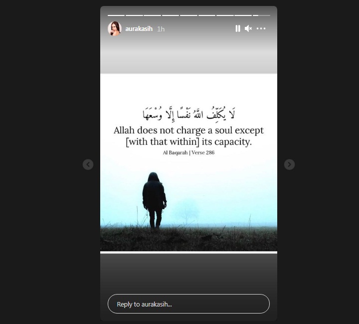 Aura Kasih Posting Ayat Al Quran Pasca Gugat Cerai Alasan Sidang Perdana Ditunda 4 Bulan Terkuak