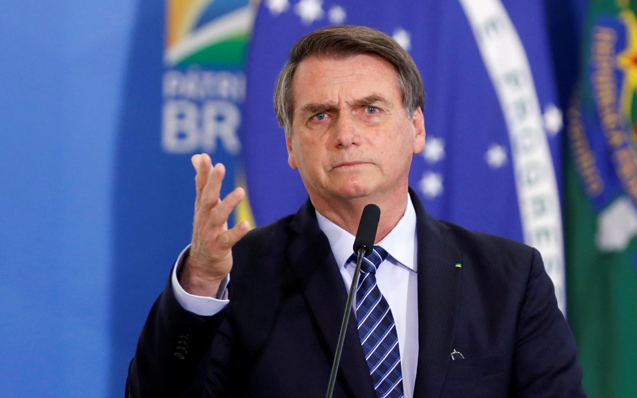 Presiden Brasil Tolak Vaksin Corona: Bisa Ubah Manusia Jadi Buaya