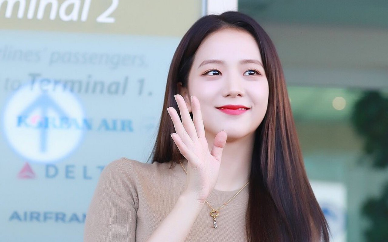 Kecantikan Jisoo BLACKPINK Saat Pose Bareng Truk Kopi Kiriman Rose Tuai Decak Kagum