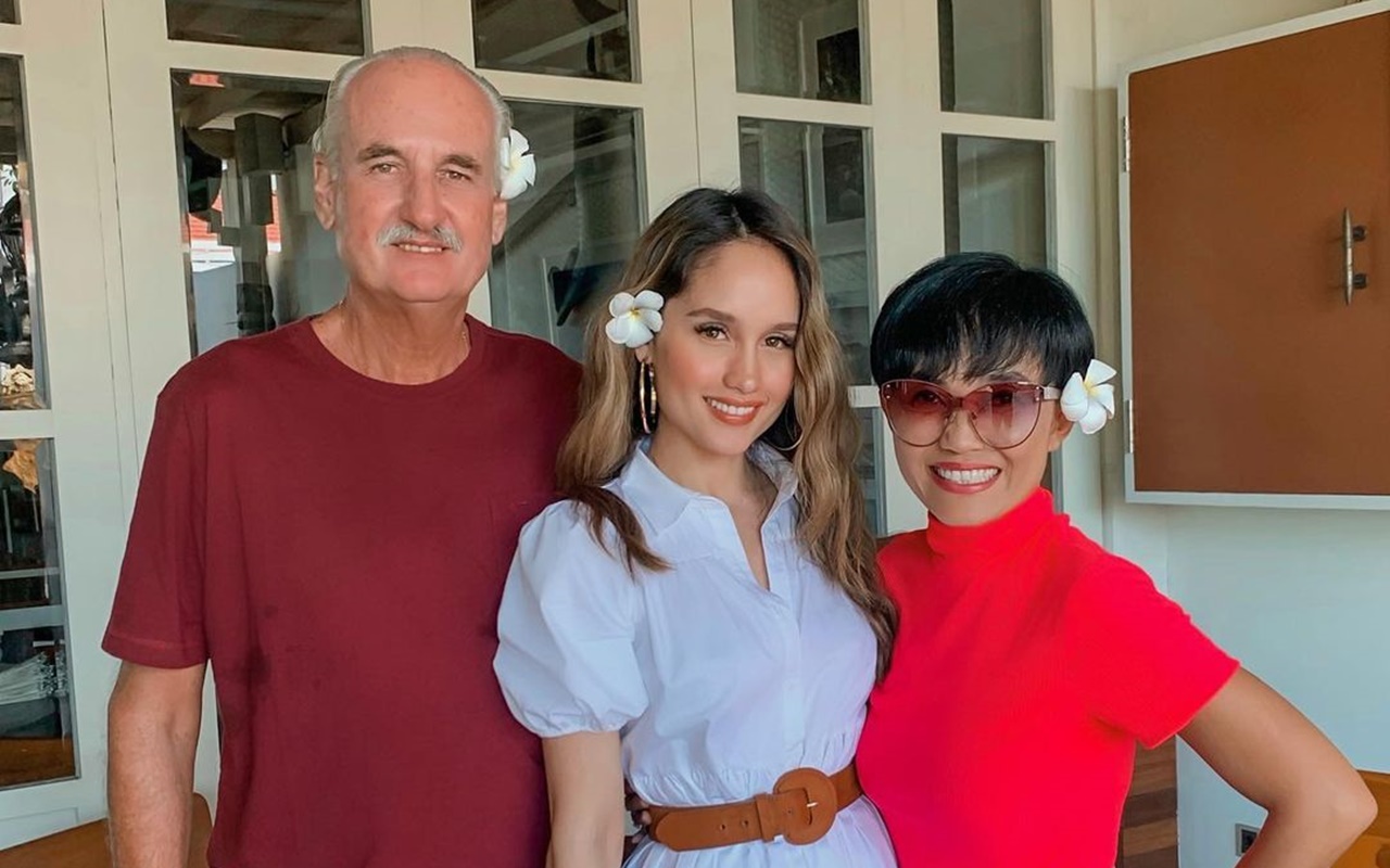 Nangkring di Atas Sofa, Gaya Cetar Mama Cinta Laura di Hari Ibu Bak Yuni Shara Hingga Demi Moore