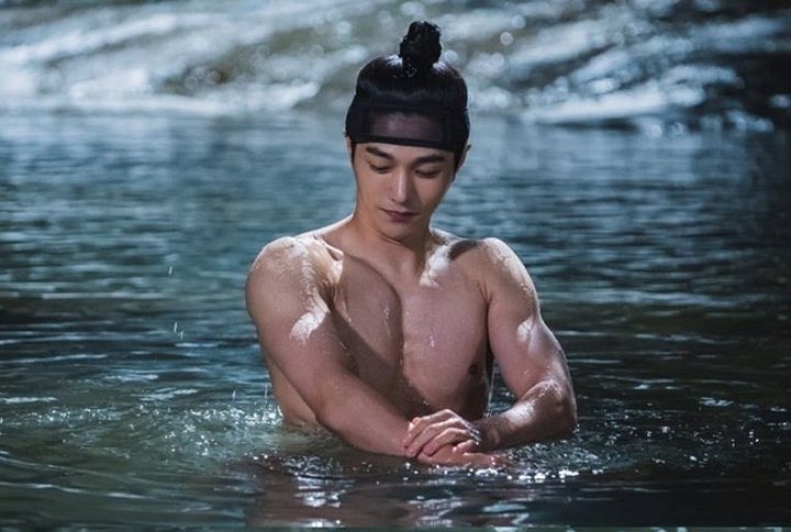 L Umbar Otot Kekar Mandi di Sungai \'Royal Secret Agent\' Buat Geger Netizen