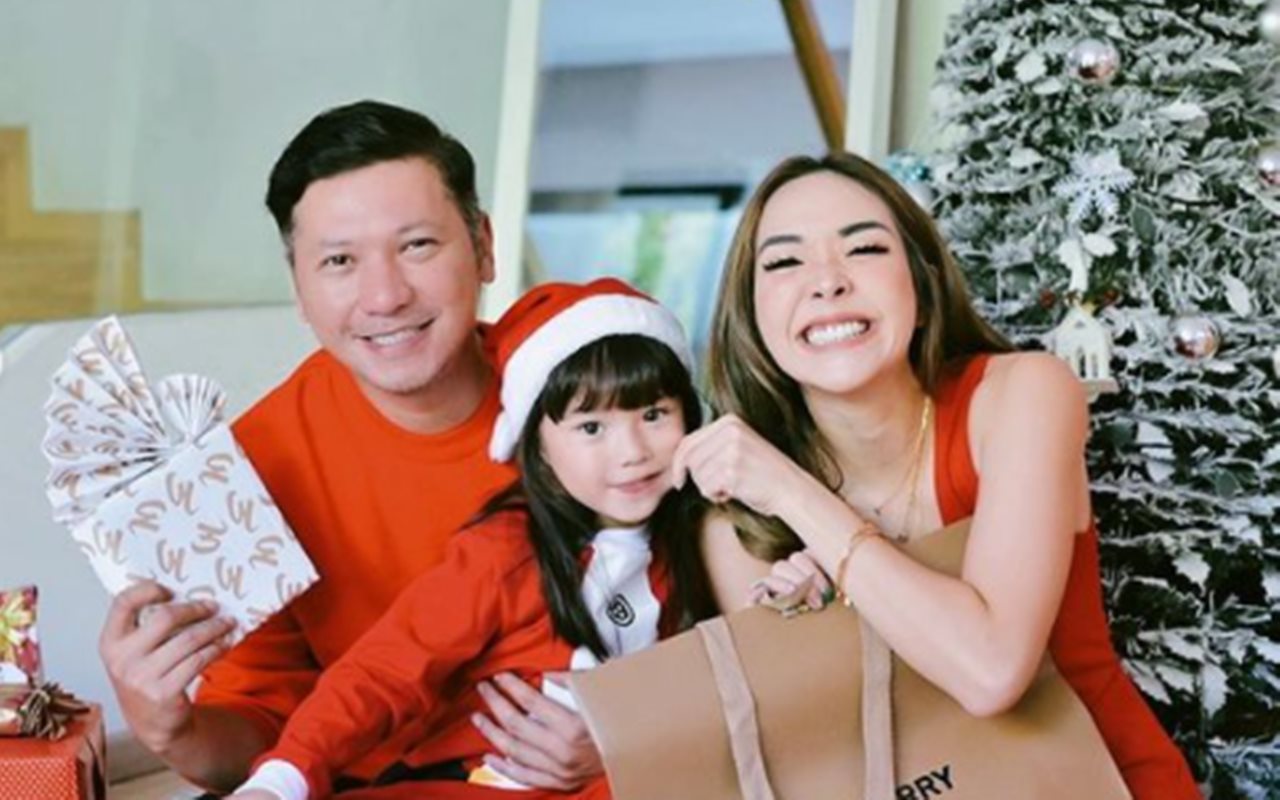 Rayakan Natal, Gisella Anastasia dan Gading Marten Bahagia Foto Keluarga Bareng Gempi