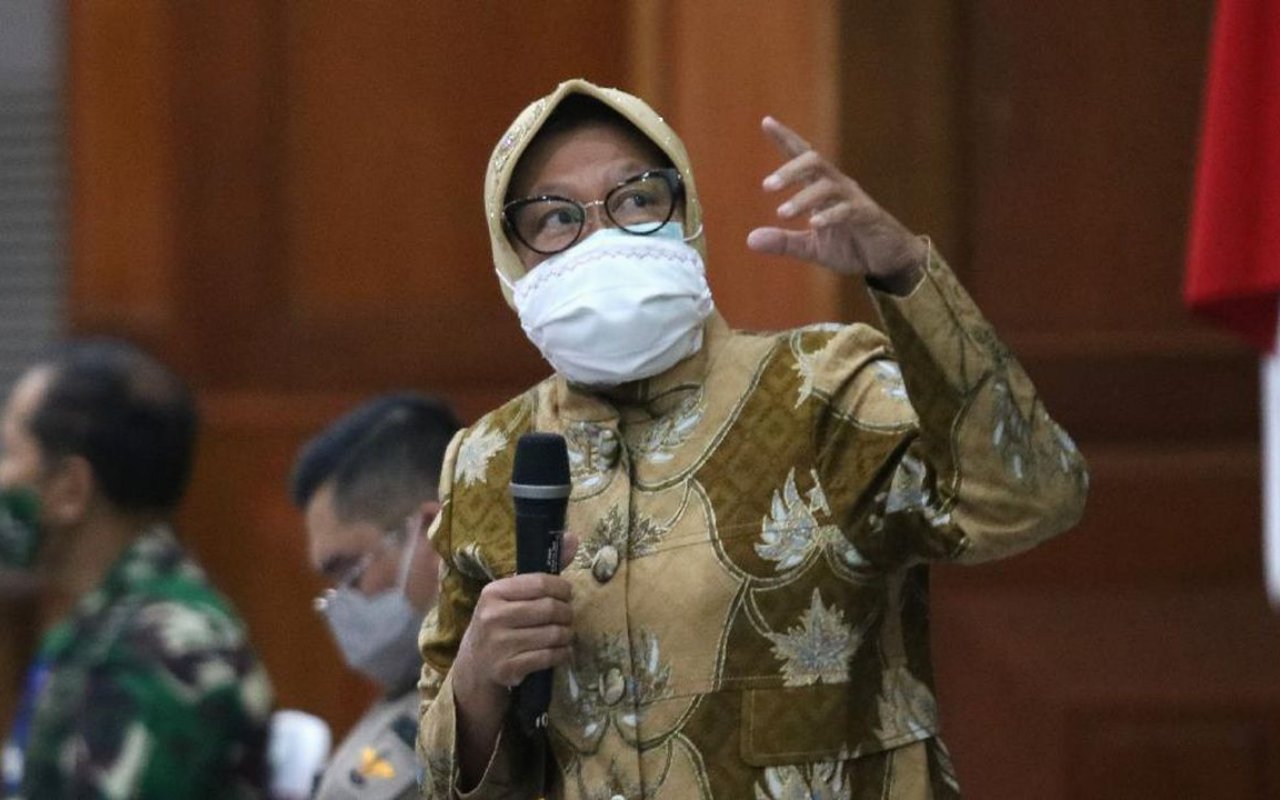 Blusukan ke Jakut, Mensos Risma Ajak Pemulung Buka Warung dan Janjikan Rumah