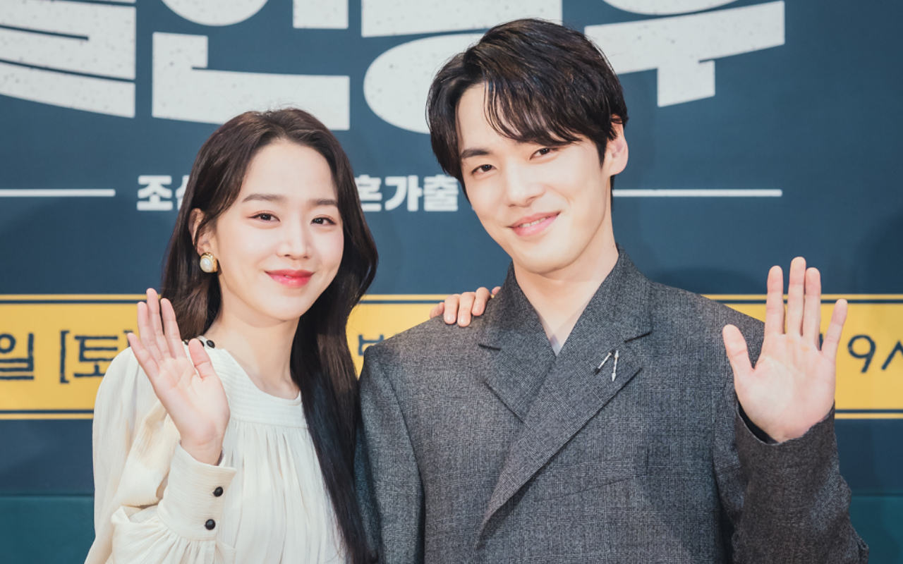 Shin Hye Sun Puji Kekuatan Kim Jung Hyun Saat Syuting di Bawah Air 'Mr. Queen'