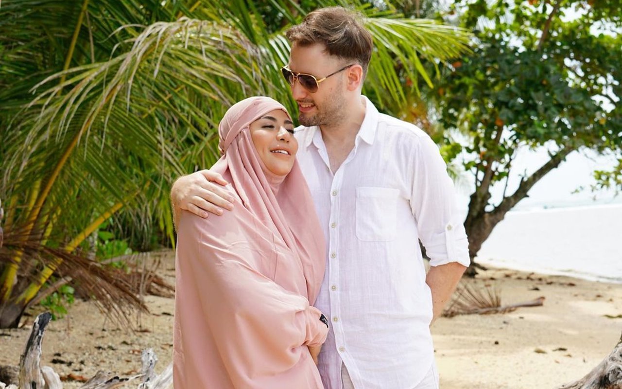 Posting Foto Sedang Dirangkul Suami, Cinta Penelope: Penyakitku Lari