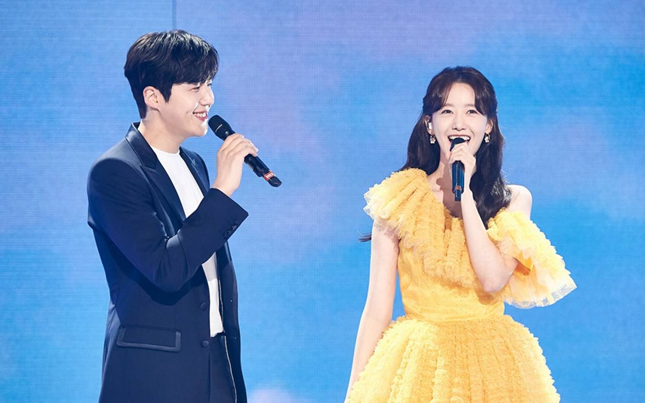 MBC Gayo Daejejeon 2020: Selfie Bareng, Yoona dan Kim Seon Ho Dipuji Serasi