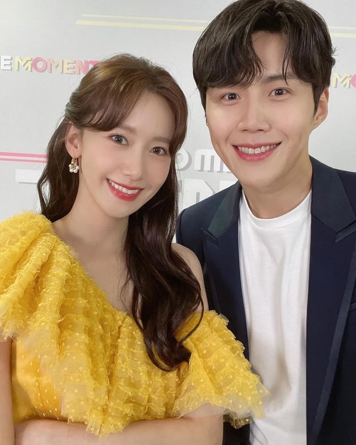 MBC Gayo Daejejeon 2020: Selfie Bareng, Yoona dan Kim Seon Ho Dipuji Serasi