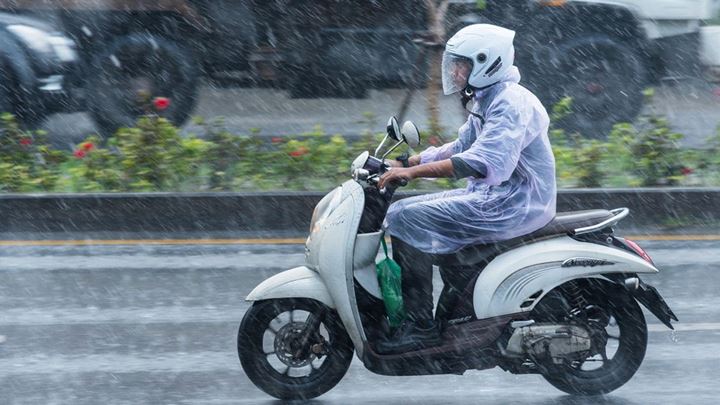 Tidak Perlu Ngebut Meski Hujan