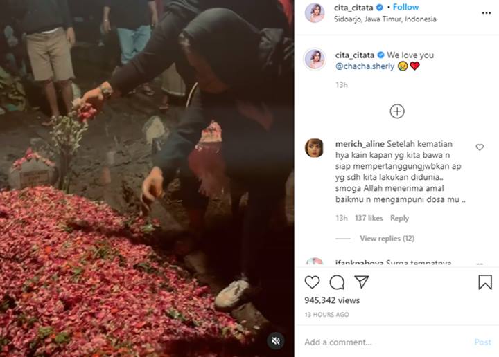 Sambil Tahan Tangis, Cita Citata Setia Dampingi Jenazah Chacha Sherly Hingga Pemakaman