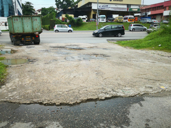 Waspadai Jalan Berlubang, Perhatikan Kontur Jalan