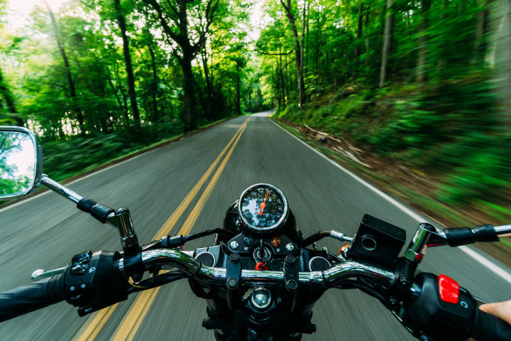 Jika Sedang Mengendarai Motor, Lebih Baik Berhenti