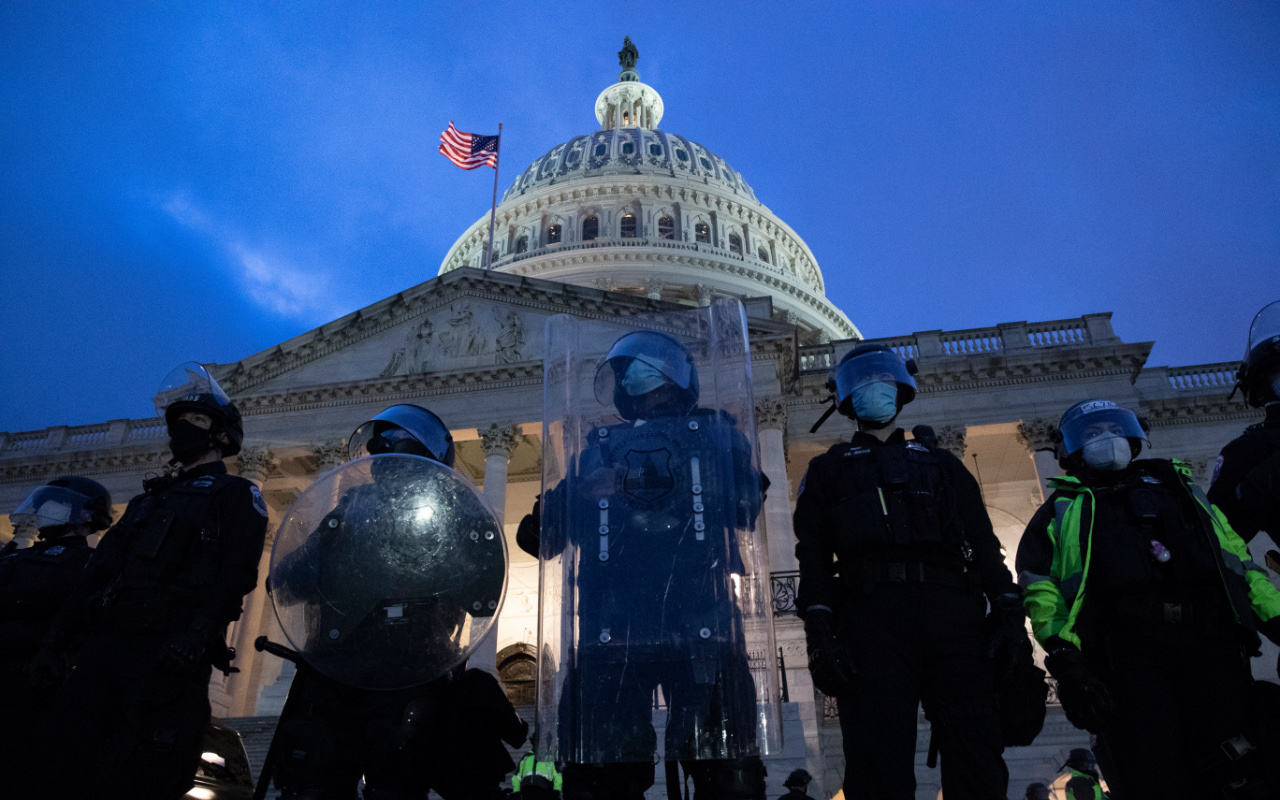 Curhat Aparat Polisi yang Amankan Rusuh Massa Trump di Gedung Capitol