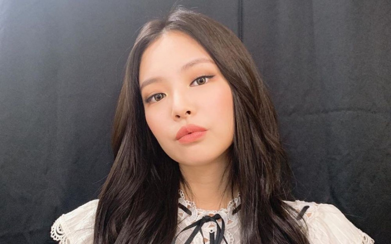 Rok Jennie di Season Greetings Ternyata Hasil Permak, Stylist BLACKPINK Tuai Pujian