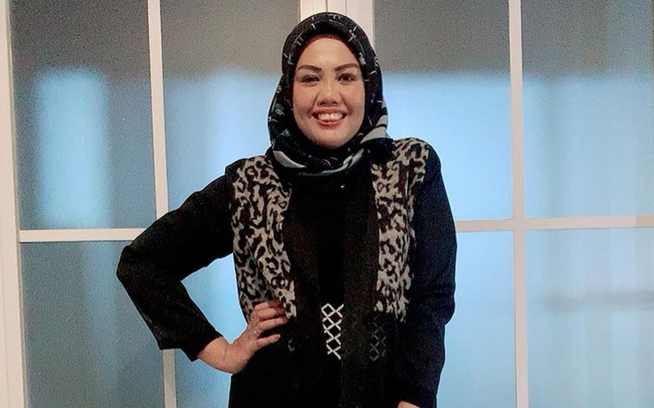 Ely Sugigi Lagi-Lagi Posting Foto Lepas Hijab, Minta Maaf dan Beber Fakta Mengejutkan Ini