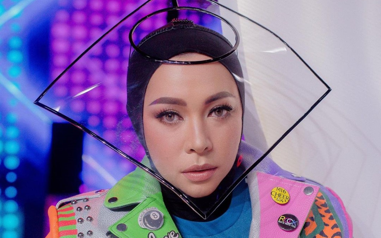 Melly Goeslaw Curhat Ibu Kritis Hingga Pamer Foto Bertopi Unik, Ngode