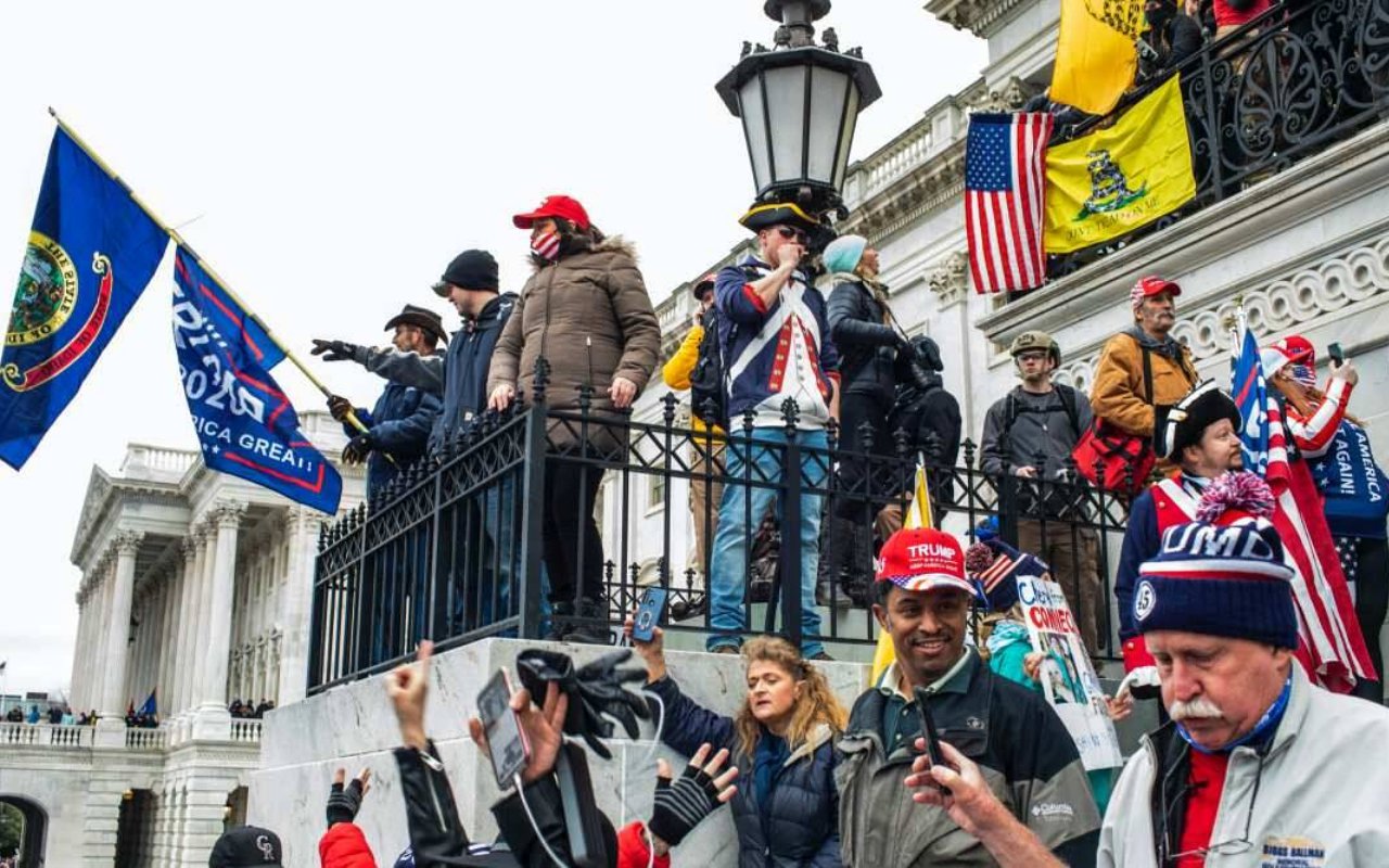 Dua Petugas Polisi Kedapatan Ikut Aksi Rusuh di Capitol Hill