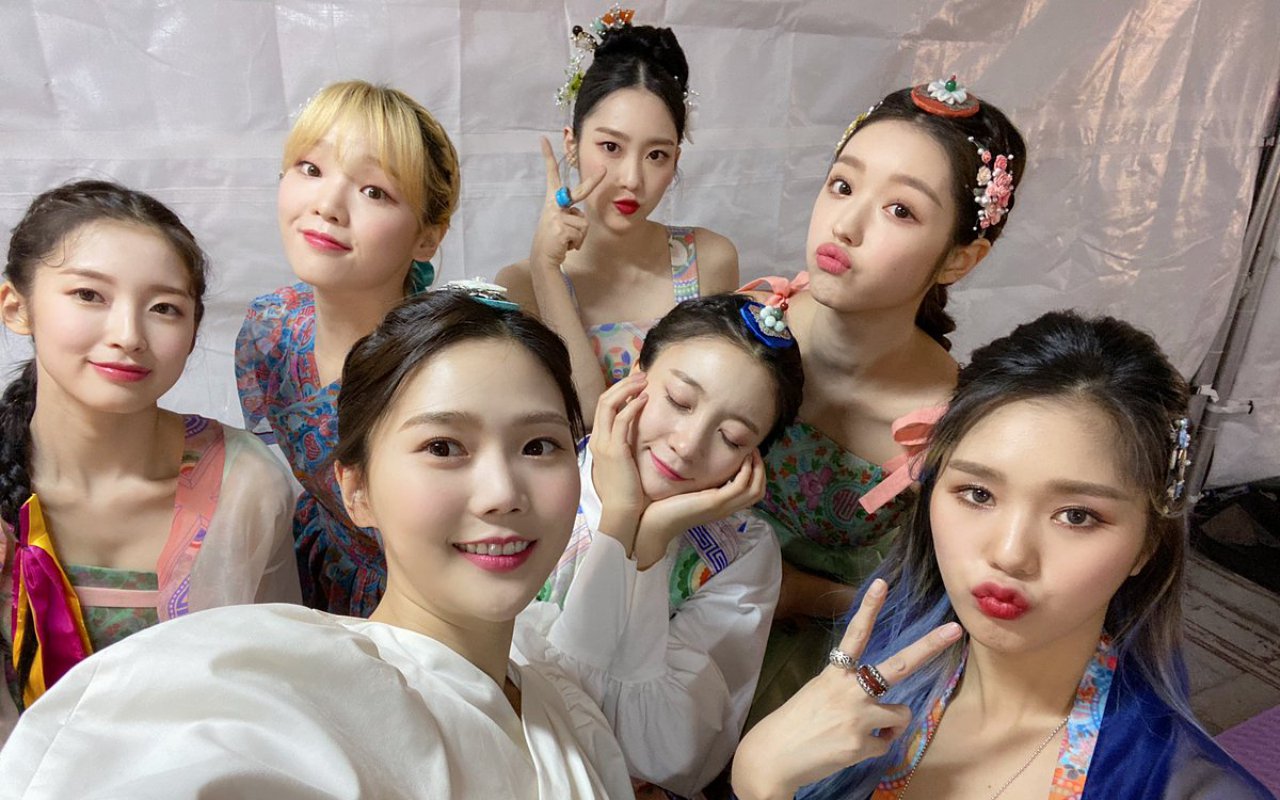 GDA 2021: Stylist Oh My Girl Dikritik Karena Busana di Red Carpet, Kostum Panggung Justru Disukai