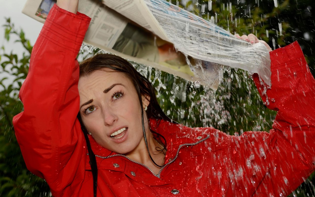 Jangan Sampai Lepek dan Rontok, Ini 7 Cara Tepat Rawat Rambut Saat Kehujanan
