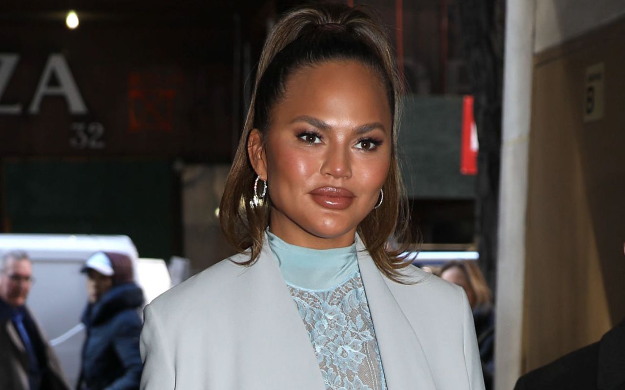 Chrissy Teigen Istri John Legend Kritik Pemerintah RI Soal Kecelakaan Sriwijaya Air