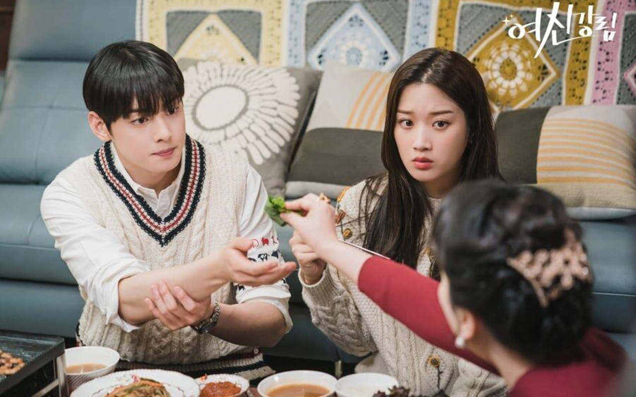 Moon Ga Young Pakai Baju Cha Eunwoo di 'True Beauty', Fans Curiga Habis Ngapain