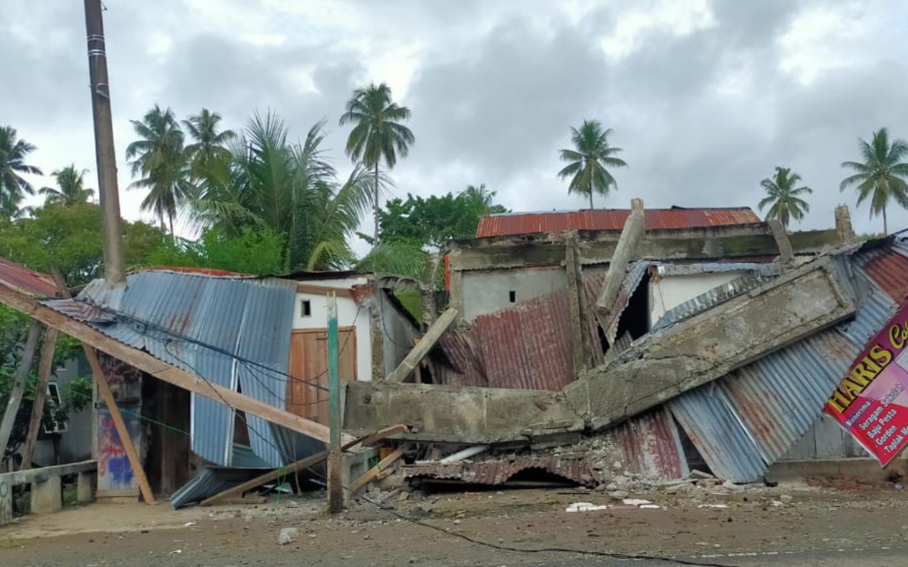 Gempa 6,2 M di Majene, Sejumlah Warga Terjebak Bangunan Roboh