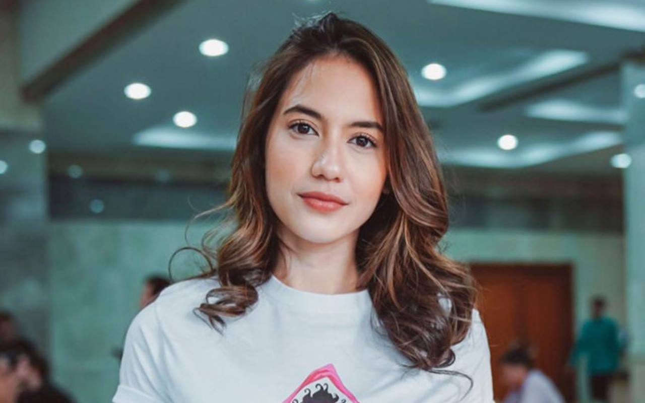 Potret Orangtua Pevita Pearce yang Jarang Terekspos, Ibunda Cantik Berhijab Disorot