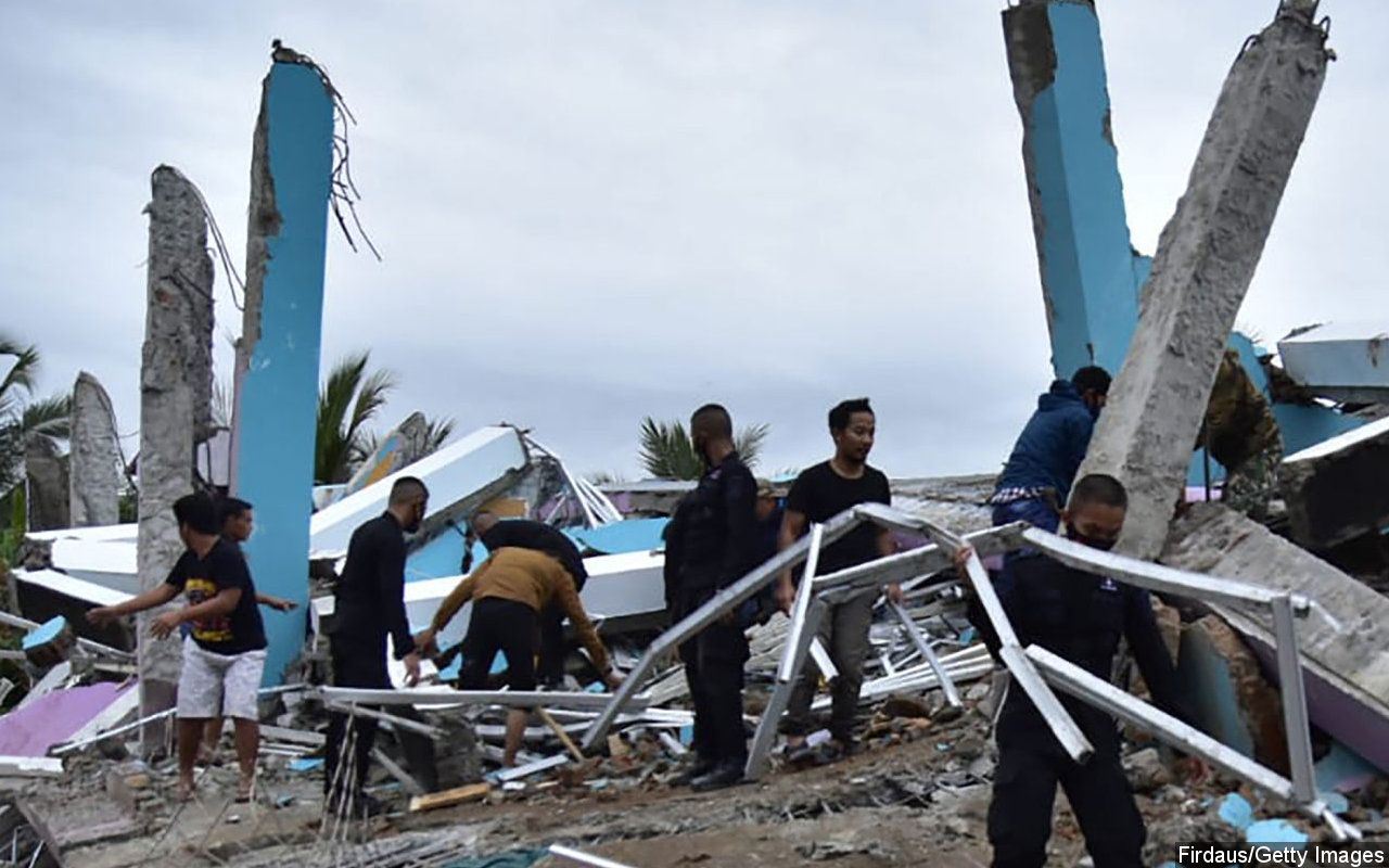 Korban Gempa Majene Dirikan Tenda Darurat Sendiri, Minta Bantuan Datang Lebih Cepat