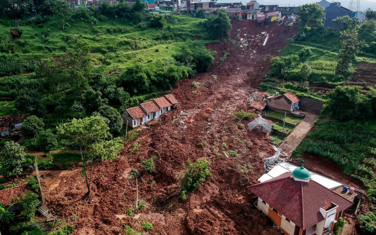 Longsor Sudah Sepekan dan Tewaskan 25 Warga, 'Pray for Sumedang' Langsung Trending