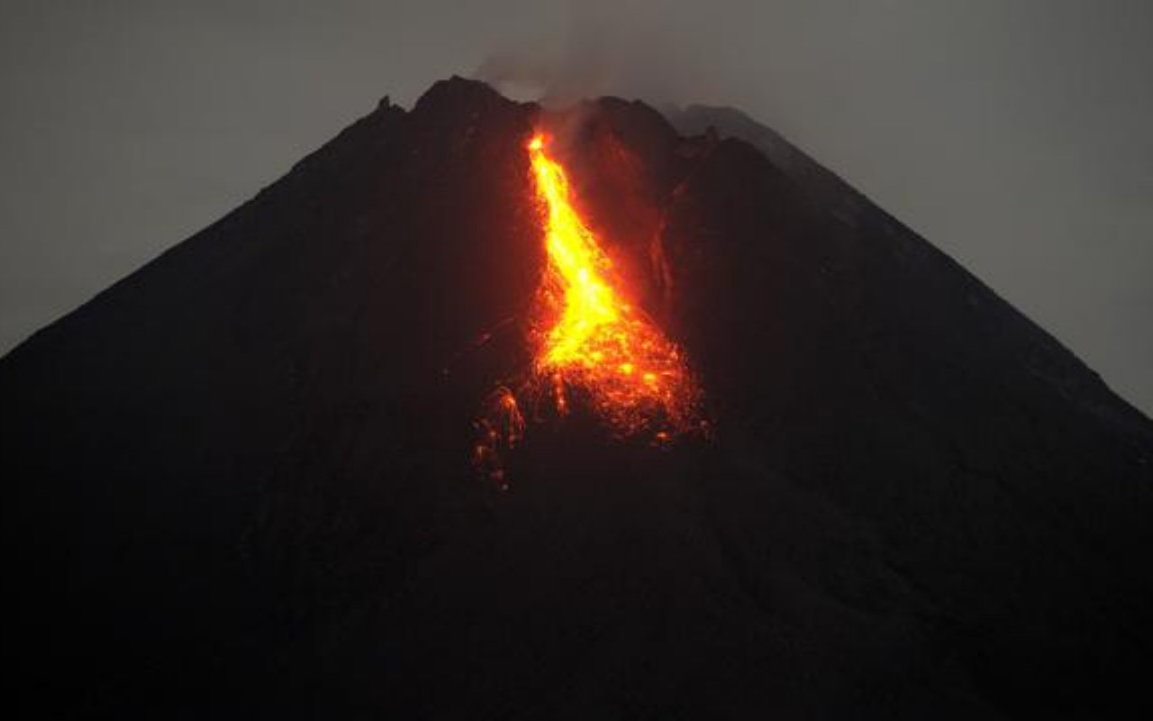 Waspada! Gunung Semeru Meletus Muntahkan Awan Panas, Ini Prediksi Arah Hujan Abu