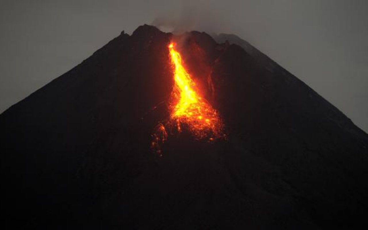 Waspada! Gunung Semeru Meletus Muntahkan Awan Panas, Ini Prediksi Arah Hujan Abu 