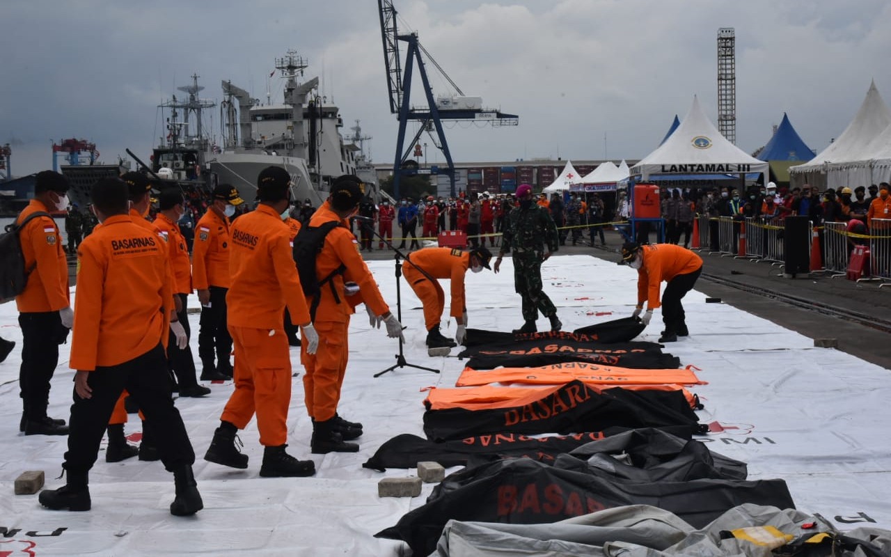 Paspor dan Kalung Salib Pramugari Korban Sriwijaya Air Ditemukan Pasukan Katak TNI AL