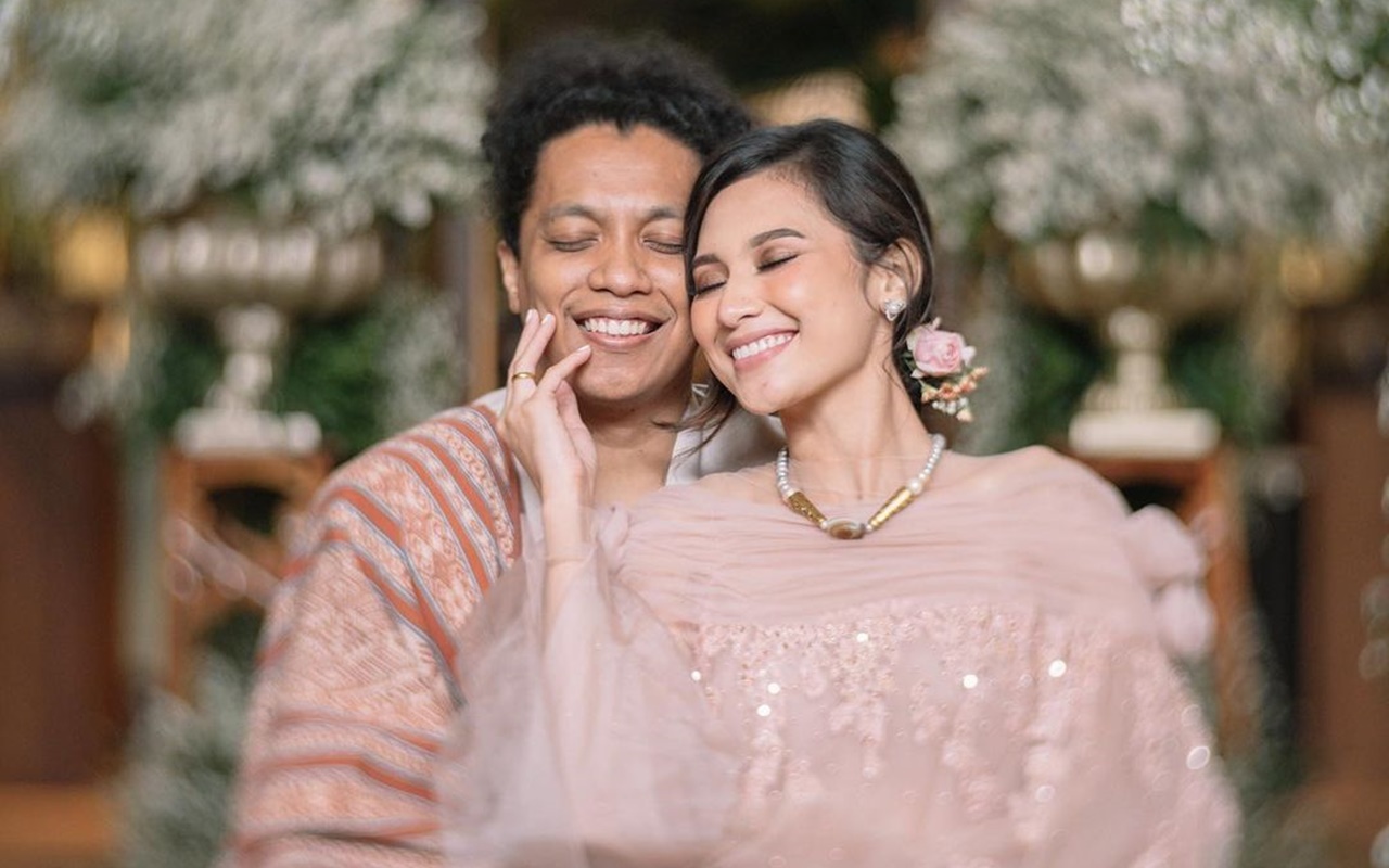 Jadi Pengantin Baru, Indah Permatasari Pamer Momen Dipeluk Manja Arie Kriting Saat Tidur