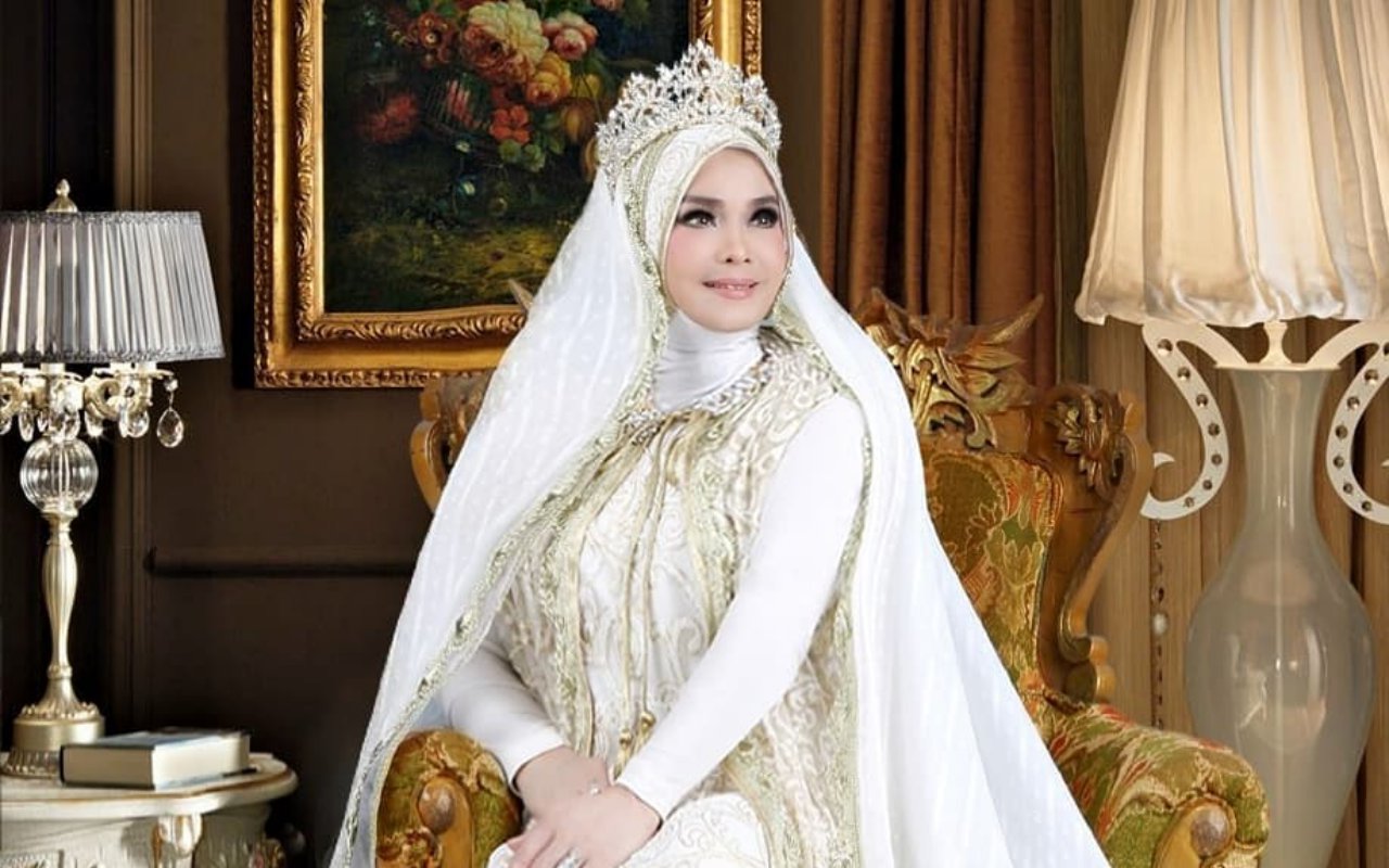 Klarifikasi Iyeth Bustami Soal Isu Lepas Hijab, Ungkap Anak Paling
