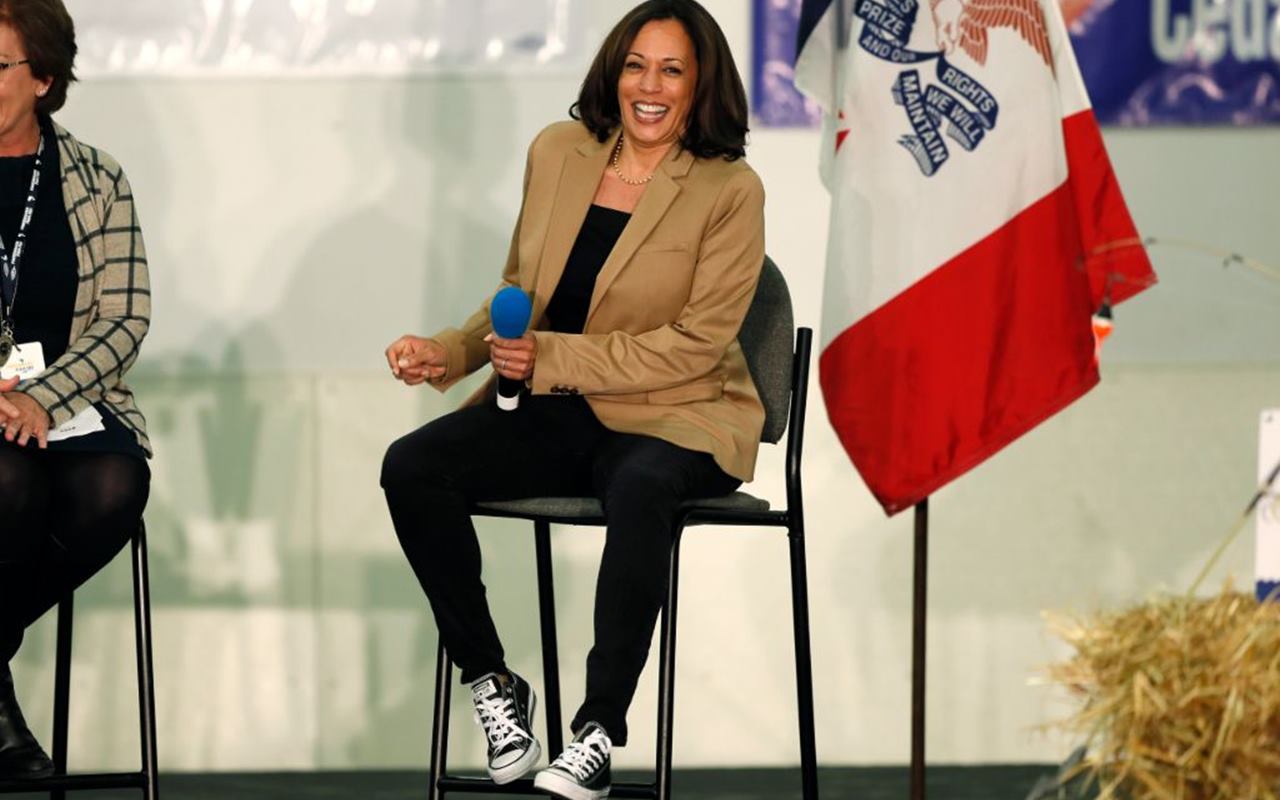 Akhirnya Terungkap, Ini Alasan Kamala Harris Sering Pakai Sneakers di Acara Formal