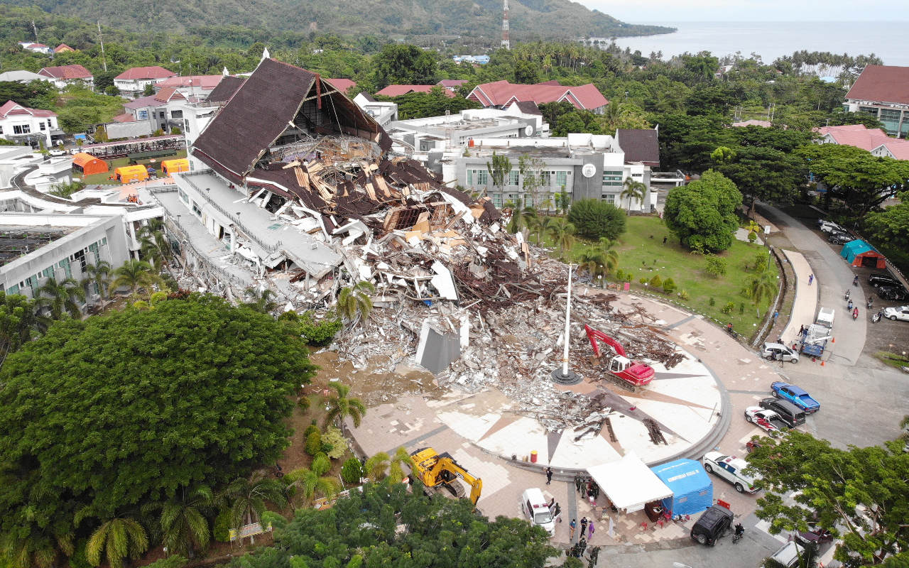 Miris, Korban Gempa Mamuju Nekat Cari Kartu Keluarga di Reruntuhan Agar Dapat Bantuan Pemerintah