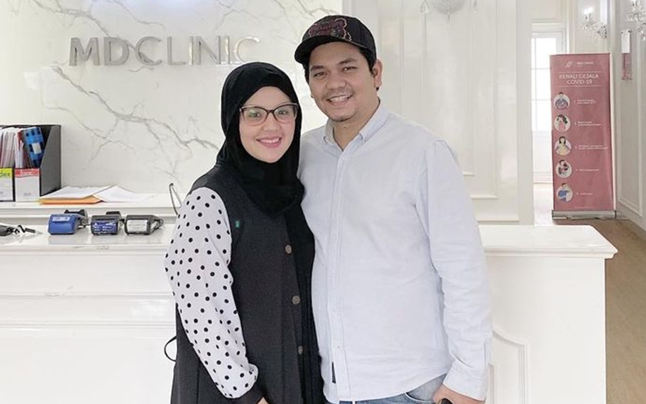 Pamer Foto Lawas Bareng Istri, Indra Bekti Ungkap Awal Mula Bertemu