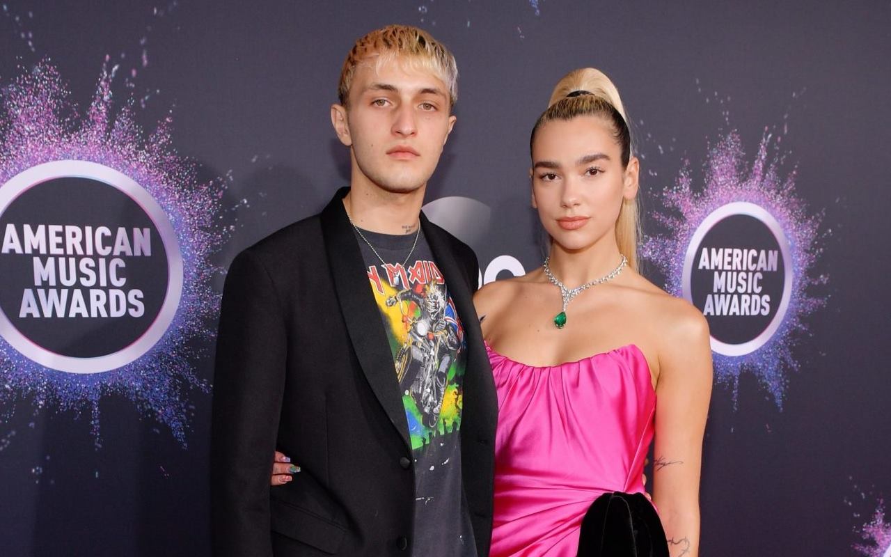 Dua Lipa Buka Suara Soal Rumor Hamil Anak Anwar Hadid