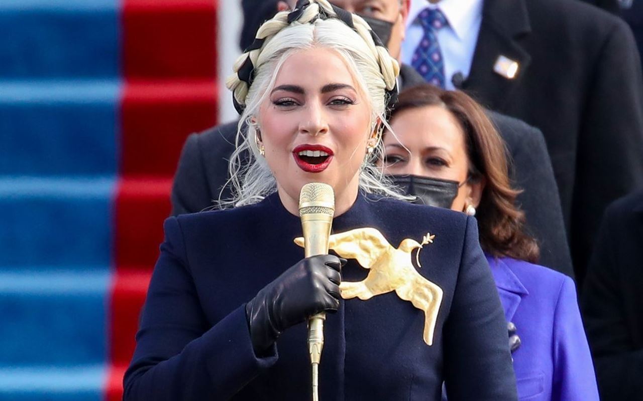 Tampil dengan Gaun Memukau di Pelantikan Joe Biden, Bros Lady Gaga Curi Perhatian