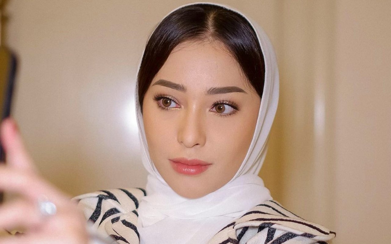 Nikita Willy Silang Kaki-Pamer Otot Perut, Wajah Cantik Ala Winter aespa-Aktris 'Mr. Queen'