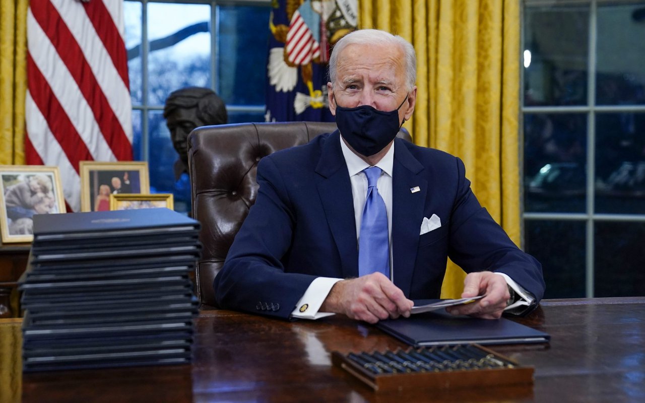 Hari Pertama Jadi Presiden AS, Joe Biden Pecat Kepala Staf Pelayan Gedung Putih Era Trump