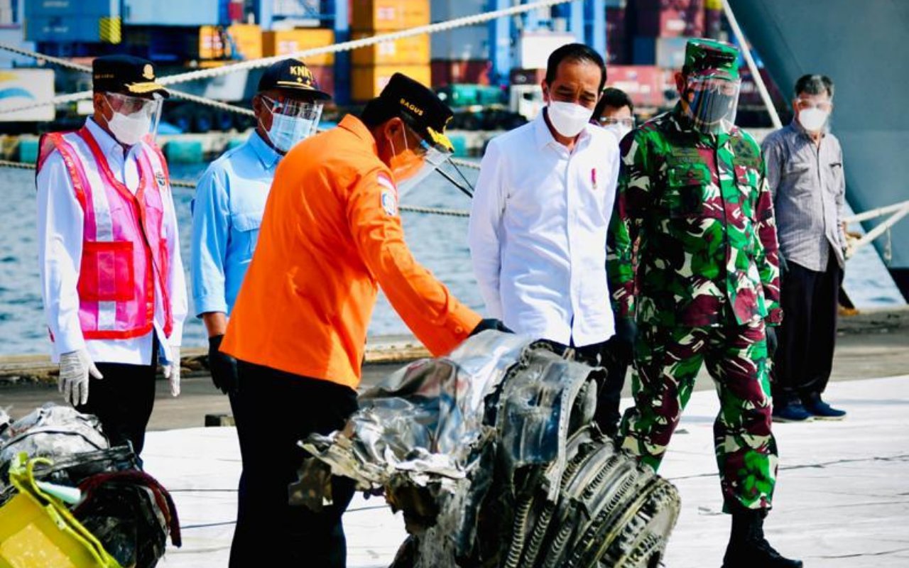 Saksikan Puing Pesawat Sriwijaya Air, Jokowi Beri Peringatan Pada Jajarannya