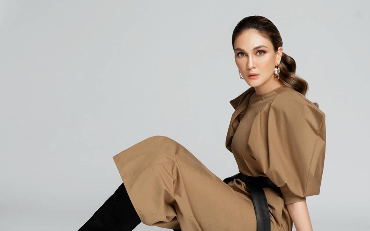 Heboh Luna Maya dan Cowok Tampan Terciduk Handphone Jadul Lambe Turah, Pacar Baru?